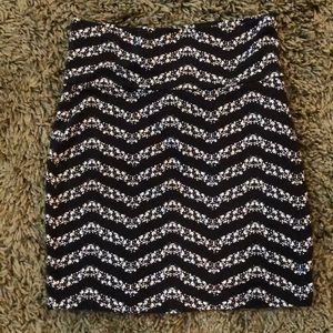 Pencil stretch black & white skirt.